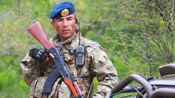 Военнослужащий армии Таджикистана во время совместных учений подразделений военной разведки государств-членов ОДКБ Поиск-2016 в Таджикистане - اسپوتنیک افغانستان  