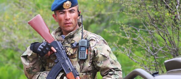 Военнослужащий армии Таджикистана во время совместных учений подразделений военной разведки государств-членов ОДКБ Поиск-2016 в Таджикистане Военнослужащий армии Таджикистана во время совместных учений подразделений военной разведки государств-членов ОДКБ Поиск-2016 в Таджикистане - اسپوتنیک افغانستان