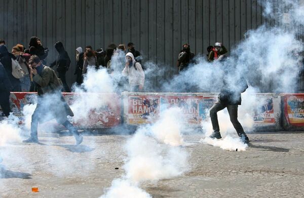 راهپیمایی و اعتراضات دانشجویان پاریسی پس از نتایج انتخابات(عکس) - اسپوتنیک افغانستان  