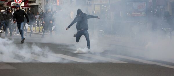 Протесты лицеистов в Париже против кандидатов в президенты Протесты лицеистов в Париже против кандидатов в президенты - اسپوتنیک افغانستان