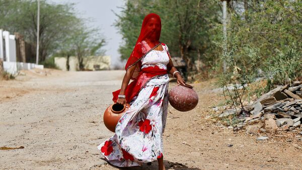 Женщина с глиняными горшками в Раджастане, Индия - اسپوتنیک افغانستان  