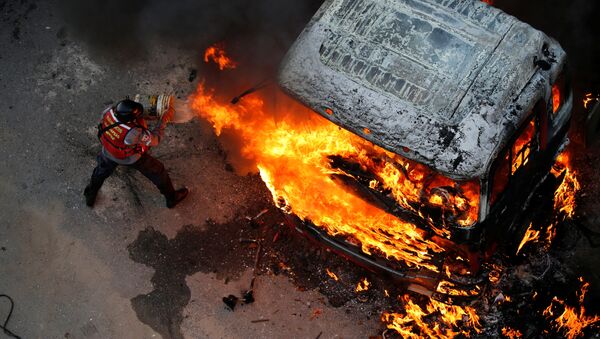 معترضان مجسمه هوگو جاوز را پایین کشیده و شکستند - اسپوتنیک افغانستان  