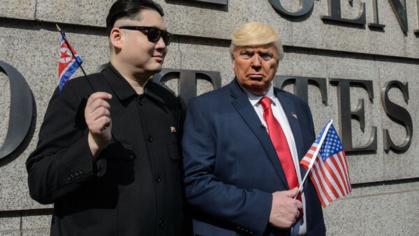 Актеры в образе лидера КНДР Ким Чен Ына и президента США Дональда Трампа в Гонконге - اسپوتنیک افغانستان  