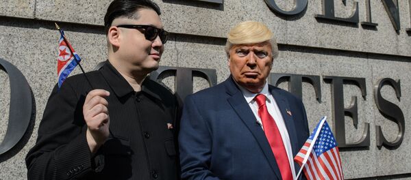 Актеры в образе лидера КНДР Ким Чен Ына и президента США Дональда Трампа в Гонконге Актеры в образе лидера КНДР Ким Чен Ына и президента США Дональда Трампа в Гонконге - اسپوتنیک افغانستان