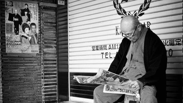 Пожилой японский мужчина читает газету - اسپوتنیک افغانستان  