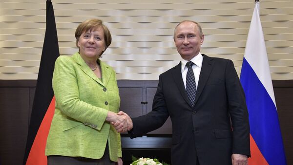 Президент РФ Владимир Путин и федеральный канцлер ФРГ Ангела Меркель во время встречи в Сочи - اسپوتنیک افغانستان  