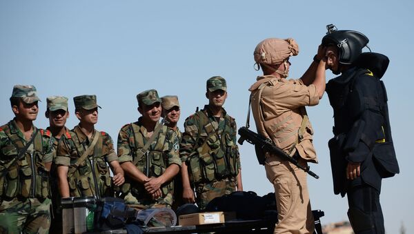 Российский военнослужащий обучает сирийских солдат поисковой тактике и обнаружению взрывных устройств в Пальмире - اسپوتنیک افغانستان  