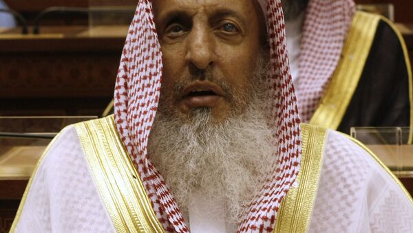 Sheikh Abdul Aziz al-Sheikh, the Saudi grand mufti listens to a speech of King Abdullah of Saudi Arabia at the Consultative Council in Riyadh, Saudi Arabia, Tuesday, March 24, 2009. - اسپوتنیک افغانستان  