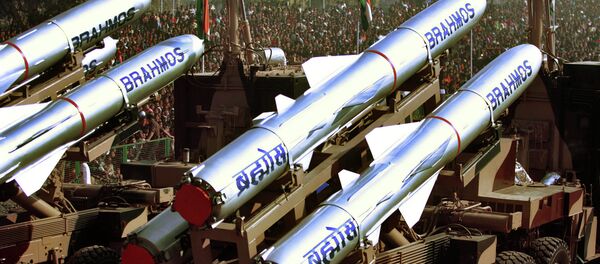 اردوی هند در جریان یک شبانه روز دو پرتاب آزمایش راکت براهموس را انجام داد اردوی هند در جریان یک شبانه روز دو پرتاب آزمایش راکت براهموس را انجام داد - اسپوتنیک افغانستان