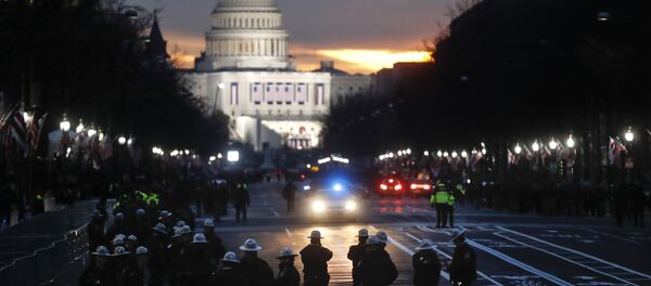 Сотрудники службы безопасности в ожидании начала церемонии инаугурации Дональда Трампа Сотрудники службы безопасности в ожидании начала церемонии инаугурации Дональда Трампа - اسپوتنیک افغانستان