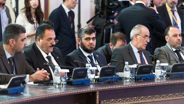 Глава делегации сирийской оппозиции Мухаммед Аллуш из группировки Джейш аль-Ислам на международной встрече в Астане - اسپوتنیک افغانستان  