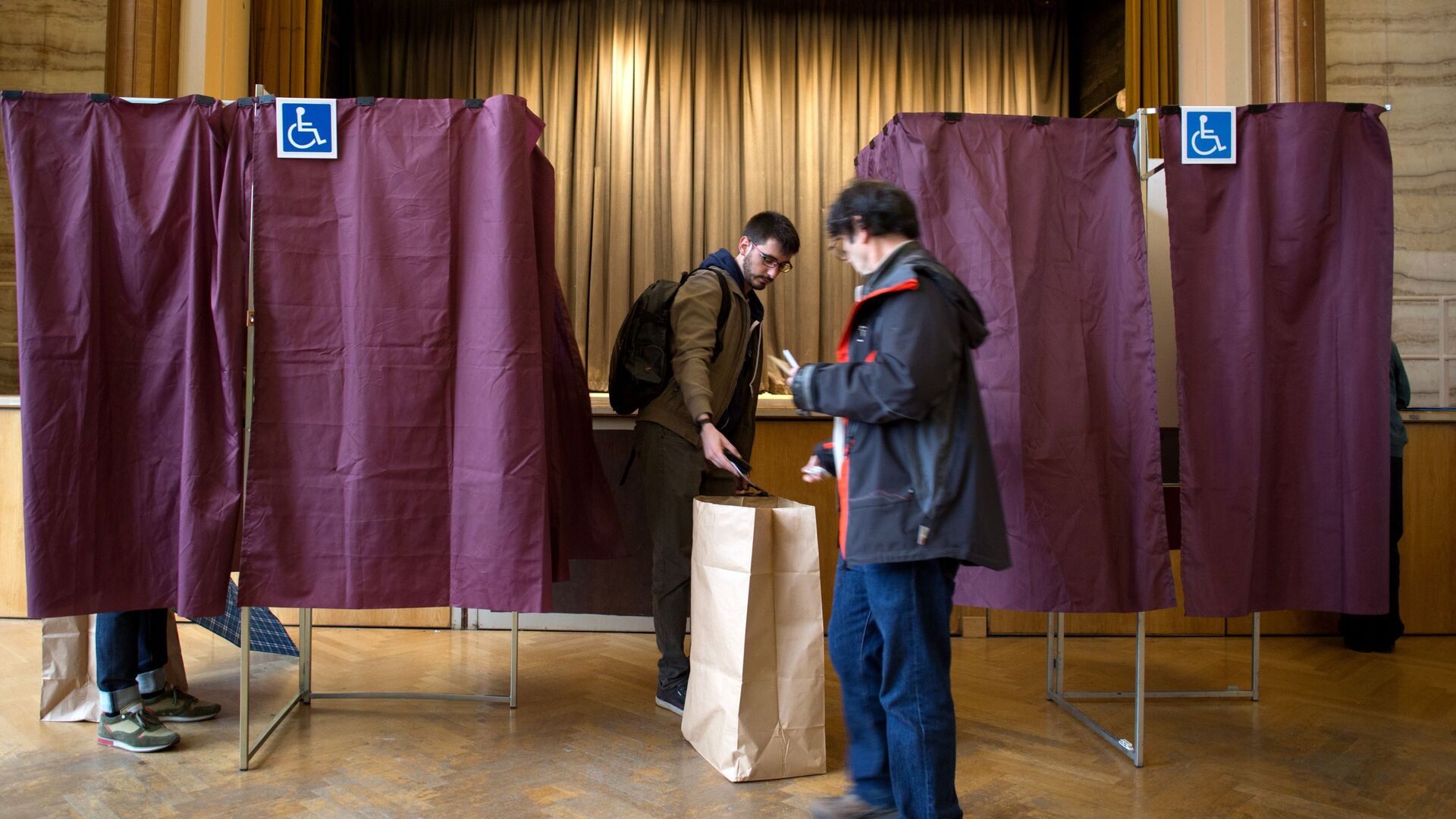 Избиратели на избирательном участке в Париже во время второго тура президентских выборов во Франции - اسپوتنیک افغانستان  , 1920, 10.04.2022