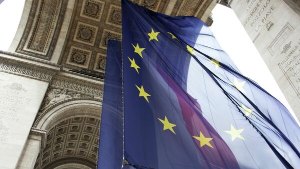 Флаги ЕС и Франции под Триумфальной аркой в Париже - اسپوتنیک افغانستان  