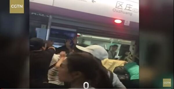 مسافرین در چین برای نجات یک زن واگون مترو را متمایل کردند مسافرین در چین برای نجات یک زن واگون مترو را متمایل کردند - اسپوتنیک افغانستان