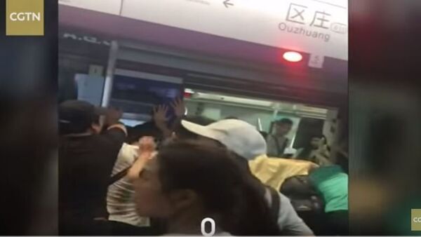 مسافرین در چین برای نجات یک زن واگون مترو را متمایل کردند - اسپوتنیک افغانستان  