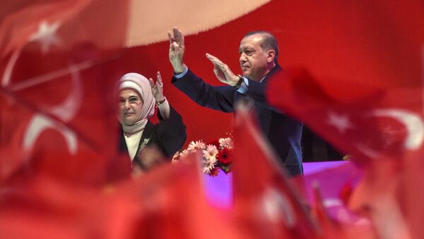 Президент Турции Реджеп Тайип Эрдоган с женой Эминой на митинге в Стамбуле - اسپوتنیک افغانستان  