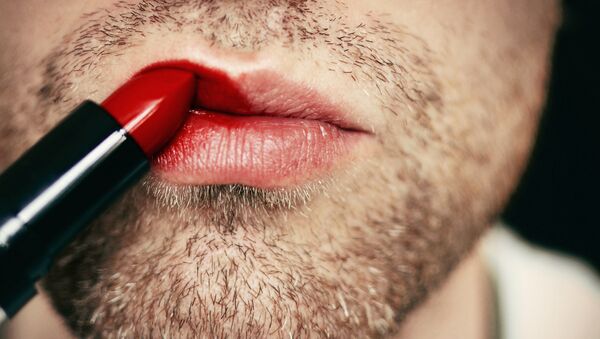 Мужчина красит губы помадой - اسپوتنیک افغانستان  