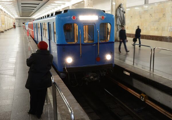 مترو مسکو برای اولین بار در سال 1935 افتتاح شد و در  نهایت به یک سیستم عظیم حمل و نقل سریع پهن در زیر زمین پایتخت روسیه تکامل یافت. امروز مترو مسکو با بیش از 200 ایستگاه و بیش از 200 مایل راه آهن در خدمت مردم قرار دارد. - اسپوتنیک افغانستان  