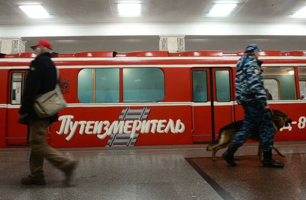 مترو مسکو برای اولین بار در سال 1935 افتتاح شد و در  نهایت به یک سیستم عظیم حمل و نقل سریع پهن در زیر زمین پایتخت روسیه تکامل یافت. امروز مترو مسکو با بیش از 200 ایستگاه و بیش از 200 مایل راه آهن در خدمت مردم قرار دارد. - اسپوتنیک افغانستان  