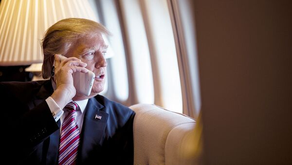 Президент США Дональд Трамп во время разговора по телефону. Архивное фото - اسپوتنیک افغانستان  