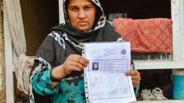 اداره ثبت احوال نفوس: توزیع تذکره‌های الکترونیکی به تأخیر افتاد - اسپوتنیک افغانستان  