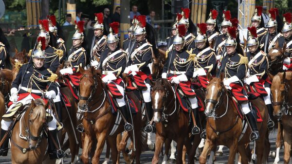 Кавалерия Республиканской гвардии на параде в честь Дня взятия Бастилии во Франции - اسپوتنیک افغانستان  