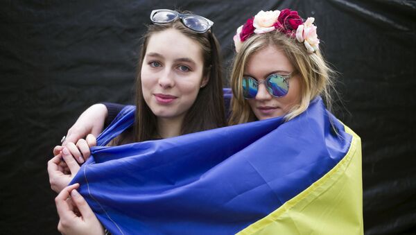 Украинки на митинге сторонников ратификации соглашения об ассоциации между ЕС и Украиной в Амстердаме - اسپوتنیک افغانستان  