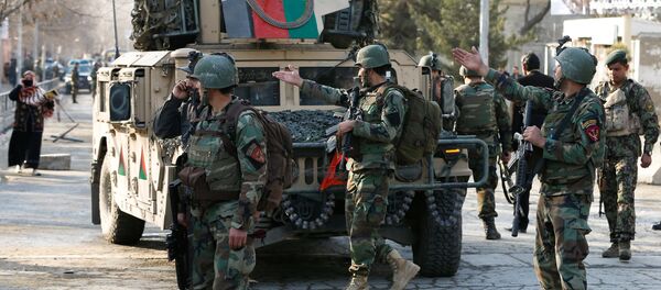 Afghan commando troops watch outside a military hospital in Kabul, Afghanistan March 8, 2017 - اسپوتنیک افغانستان  