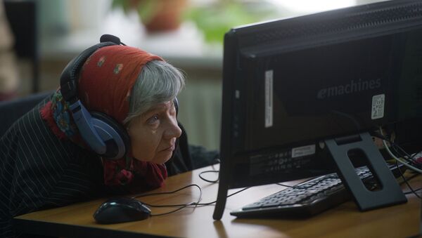 یک زن متقاعد روسی از طریق بازی‌های آنلاین پول دریافت می‌کند - اسپوتنیک افغانستان  