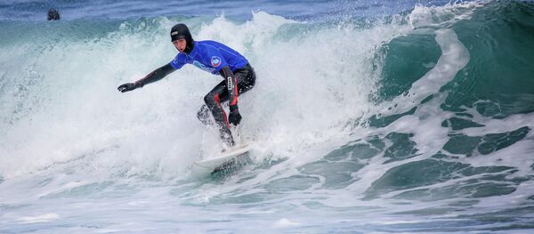 موج سواری با تشک بادی + ویدیو موج سواری با تشک بادی + ویدیو - اسپوتنیک افغانستان