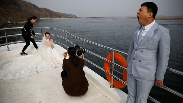 Свадебная фотосессия на китайской стороне реки Ялуцзян рядом с КНДР - اسپوتنیک افغانستان  