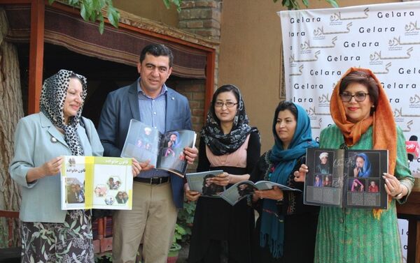 گلاره؛ از فیشن زنان تا مخالفت با حکمتیار و ستایشی از دختران مبارز کردی عراقی - اسپوتنیک افغانستان  