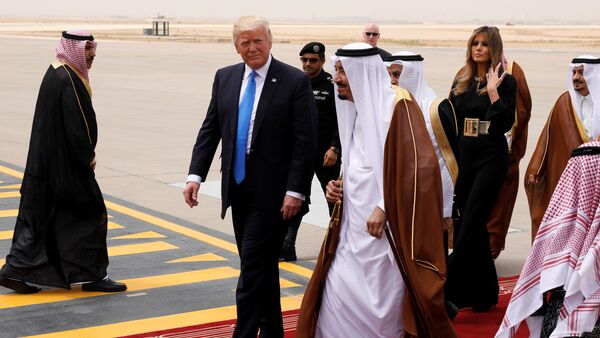 Saudi Arabia's King Salman bin Abdulaziz Al Saud (C) welcomes U.S. President Donald Trump and first lady Melania Trump (2-R) as they arrive aboard Air Force One at King Khalid International Airport in Riyadh, Saudi Arabia May 20, 2017 - اسپوتنیک افغانستان  