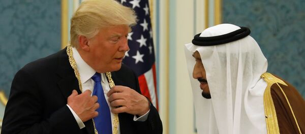 Saudi Arabia's King Salman bin Abdulaziz Al Saud (R) presents U.S. President Donald Trump with the Collar of Abdulaziz Al Saud Medal at the Royal Court in Riyadh, Saudi Arabia May 20, 2017 Saudi Arabia's King Salman bin Abdulaziz Al Saud (R) presents U.S. President Donald Trump with the Collar of Abdulaziz Al Saud Medal at the Royal Court in Riyadh, Saudi Arabia May 20, 2017 - اسپوتنیک افغانستان