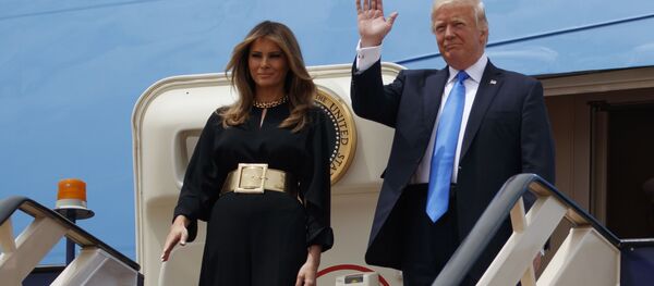 Президент США Дональд Трамп с женой на встрече в Королевском терминале международного аэропорта короля Халида в Эр-Рияде Президент США Дональд Трамп с женой на встрече в Королевском терминале международного аэропорта короля Халида в Эр-Рияде - اسپوتنیک افغانستان