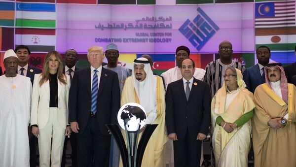 Президент США Дональд Трамп, король Саудовской Аравии Салман бен Абдель Азиз Аль Сауд и президент Египта Абдул-Фаттах Халил Ас-Сиси на саммите в Эр-Рияде - اسپوتنیک افغانستان  