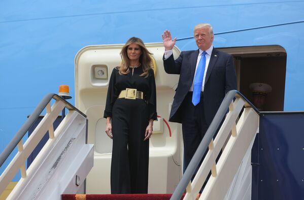دونالد ترامپ رئيس جمهور و همسرشملانیا در فرودگاه ریاض، عربستان سعودی - اسپوتنیک افغانستان  