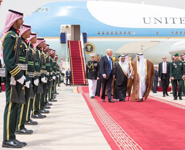 دونالد ترامپ رئيس جمهور ایالات متحده  و پادشاه عربستان سلمان بن عبدالعزیز آل سعود در فرودگاه ریاض - اسپوتنیک افغانستان  