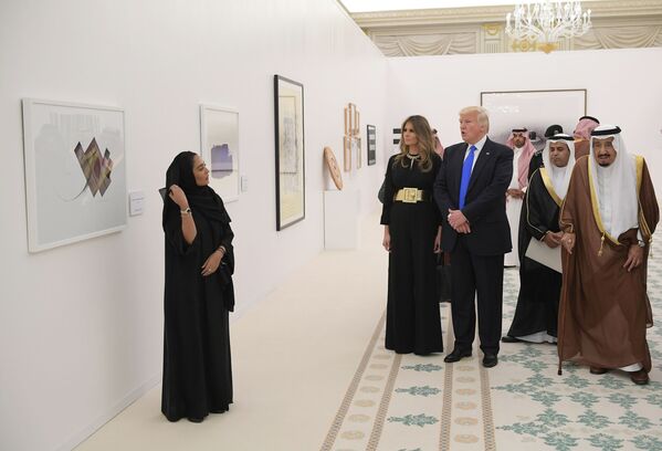 دونالد ترامپ رئيس جمهور ایالات متحده با همسرش، ملانیا و پادشاه عربستان ملک سلمان بن عبدالعزیز آل سعود در نمایشگاه هنر معاصر و در ریاض - اسپوتنیک افغانستان  