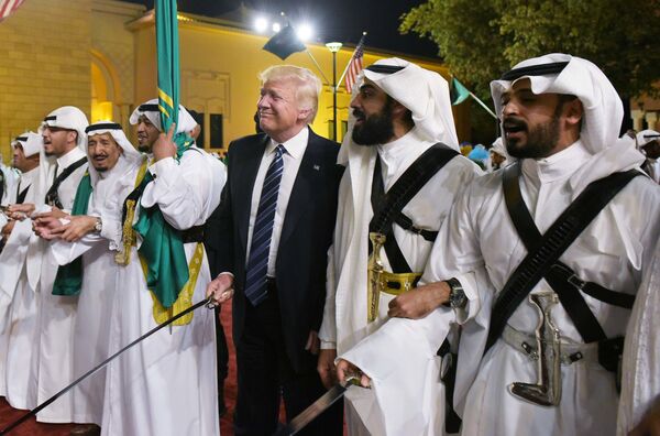 دونالد ترامپ رئيس جمهور آمریکا در زمان رقص شمشیر قبل از ضیافت در کاخ سلطنتی مربا - اسپوتنیک افغانستان  