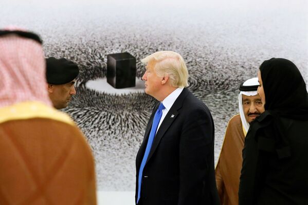 دونالد ترامپ رئيس جمهور آمریکا و پادشاه عربستان سلمان بن عبدالعزیز آل سعود در زمان دیدار از کلکسیون نقاشی در کاخ سلطنتی در ریاض - اسپوتنیک افغانستان  