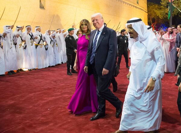 دونالد ترامپ رئيس جمهور همسرش،  ملانیا و شاه عربستان ملک سلمان بن عبدالعزیز آل سعود در کاخ شاهی در ریاض - اسپوتنیک افغانستان  