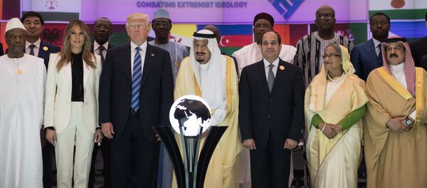 Президент США Дональд Трамп, король Саудовской Аравии Салман бен Абдель Азиз Аль Сауд и президент Египта Абдул-Фаттах Халил Ас-Сиси на саммите в Эр-Рияде - اسپوتنیک افغانستان  