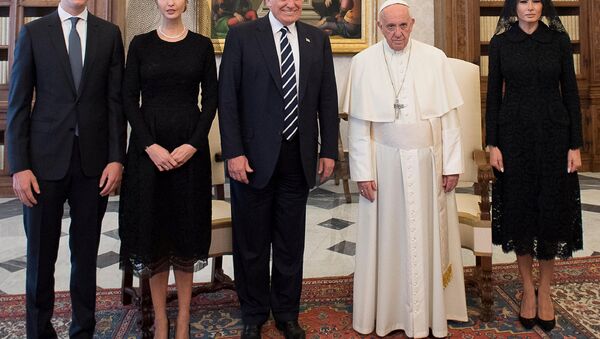 Pope Francis poses with US President Donald Trump (C) his wife Melania (R), Jared Kushner (L) and Ivanka Trump during a private audience at the Vatican, May 24, 2017. - اسپوتنیک افغانستان  