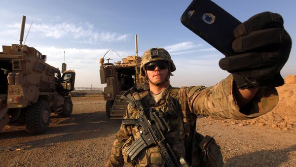 An American soldier takes a selfie at the U.S. army base in Qayyara, south of Mosul October 25, 2016 - اسپوتنیک افغانستان  