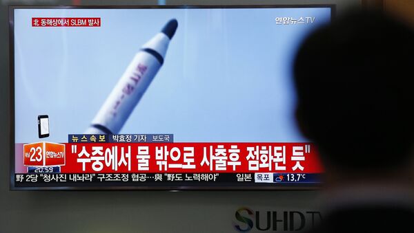 A man watches a TV news program showing a file footage of a missile launch conducted by North Korea, at the Seoul Train Station in Seoul, South Korea, Saturday, April 23, 2016 - اسپوتنیک افغانستان  