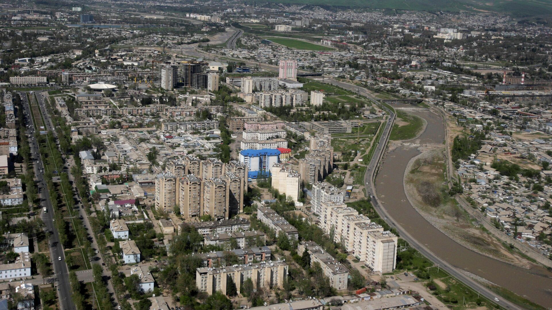 This aeriel view taken through an airplane window shows Dushanbe, the capital of Tajikistan, Monday, April 5, 2010 - اسپوتنیک افغانستان  , 1920, 02.08.2022