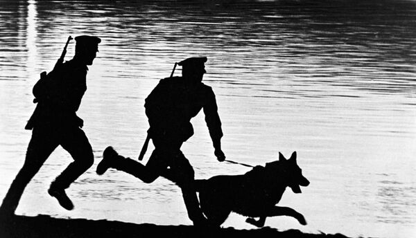 Пограничники с собакой на берегу реки - اسپوتنیک افغانستان  