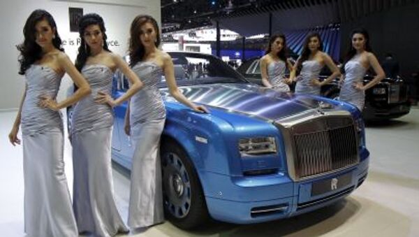 Модели позируют у автомобиля Rolls-Royce Phantom Drophead Coupe Waterspeed на Междунарожном автосалоне в Бангкоке - اسپوتنیک افغانستان  