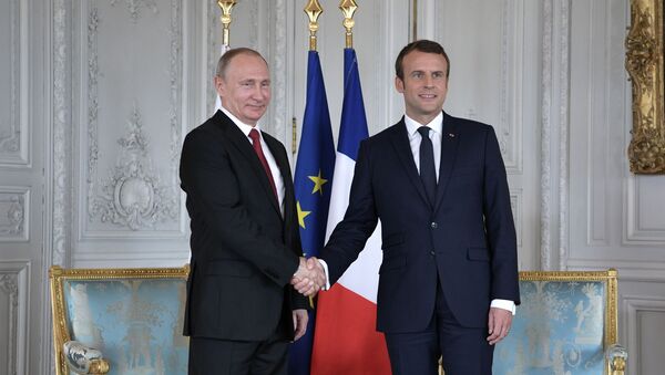 Президент Франции Эммануэль Макрон и президент России Владимир Путин во время встречи во дворце Большой Трианон замка Версаль в Париже - اسپوتنیک افغانستان  